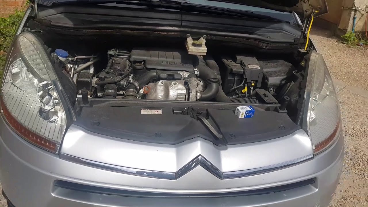 Как заменить лампу ближнего света в Citroen C4 Picasso 4K
