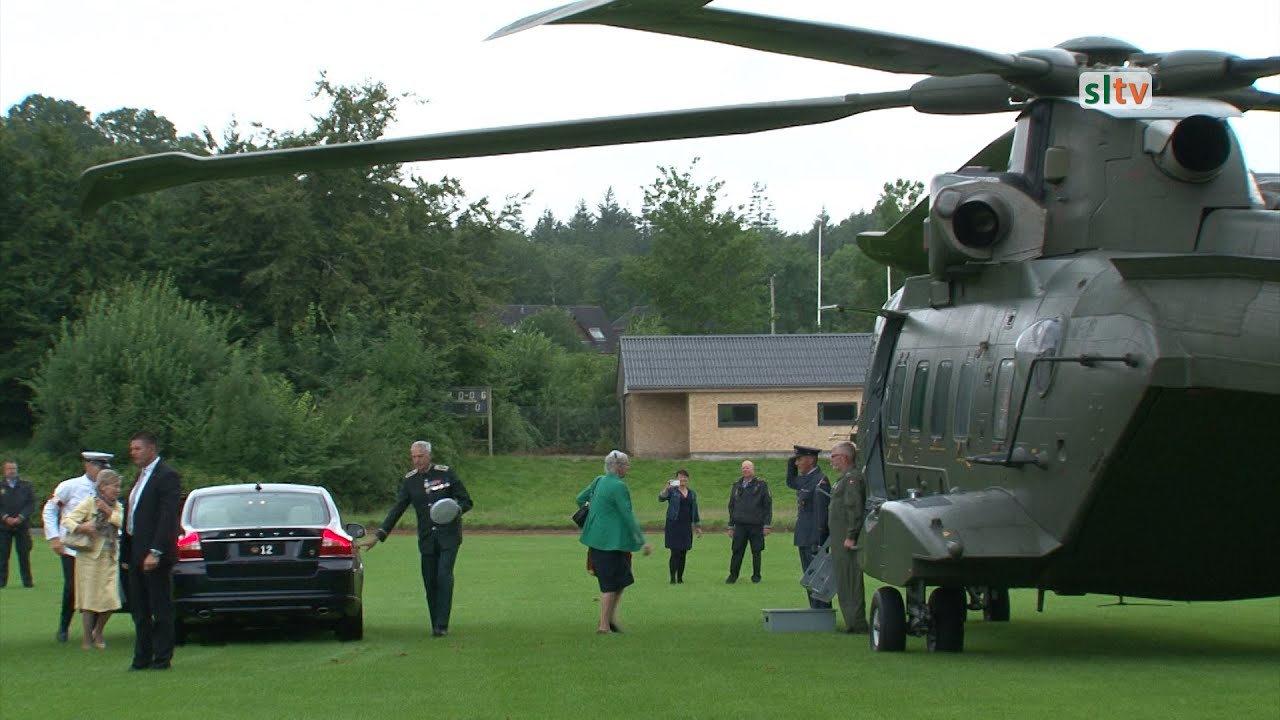 Dronningen forlader Gråsten Slot med helikopter