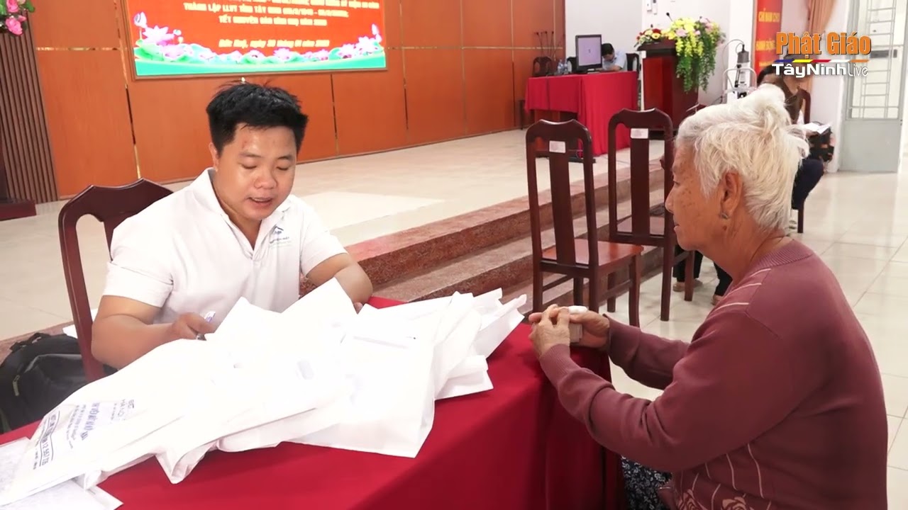Phật giáo tỉnh Tây Ninh tặng quà cho bà con ăn tết