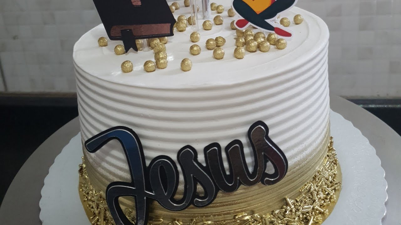BOLO HOMEM CRISTÃO | BOLO BRANCO E DOURADO COM GRANULADO | ATELIÊ DOCE - LIDIANE OLIVEIRA