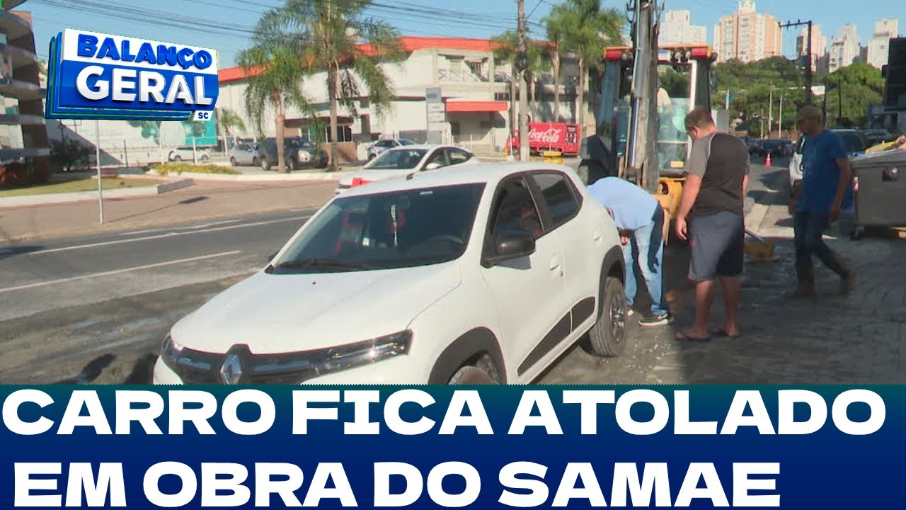 Blumenau: carro fica atolado em obra do Samae