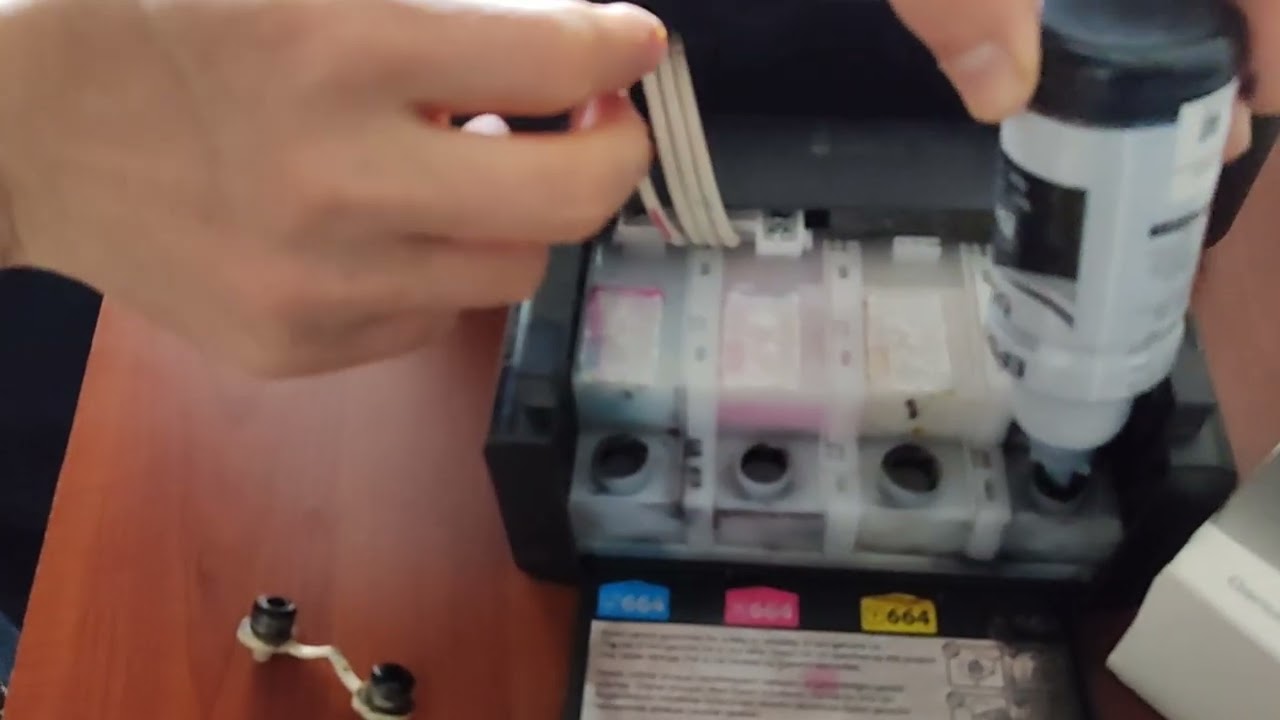 epson l365 yazıcı'ya mürekkep dolduruyorız