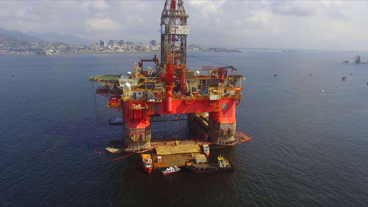 DRONE INSPECIONA PLATAFORMA DE PETROLEO