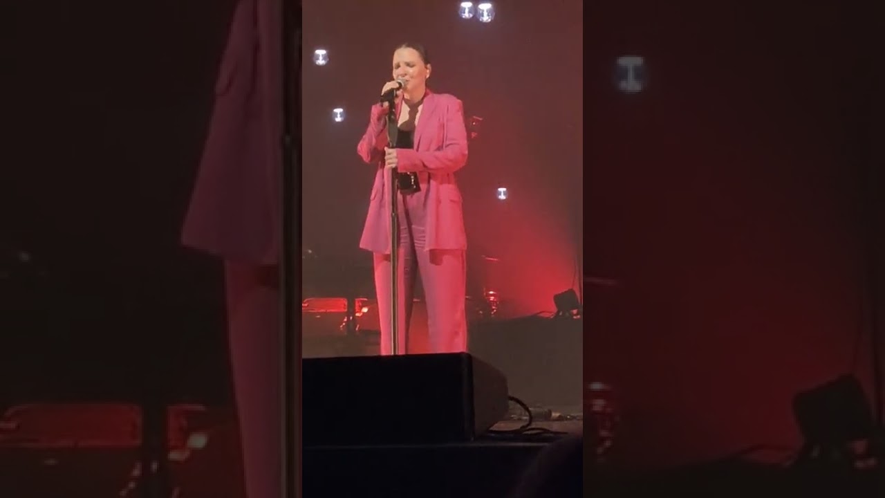 ANNE SILA - Göreceksin kendini - ( Tu te reconnaîtras version Turc ) - concert Lyon 2022