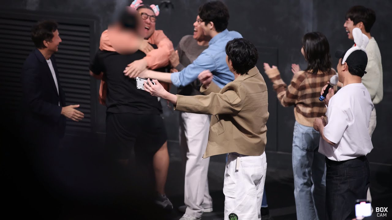 [8K] 230430 아이유 영화 '드림' 개봉주 일요일 무대인사 (CGV 영등포 5관 16:50 상영 전) 직캠 | BOX