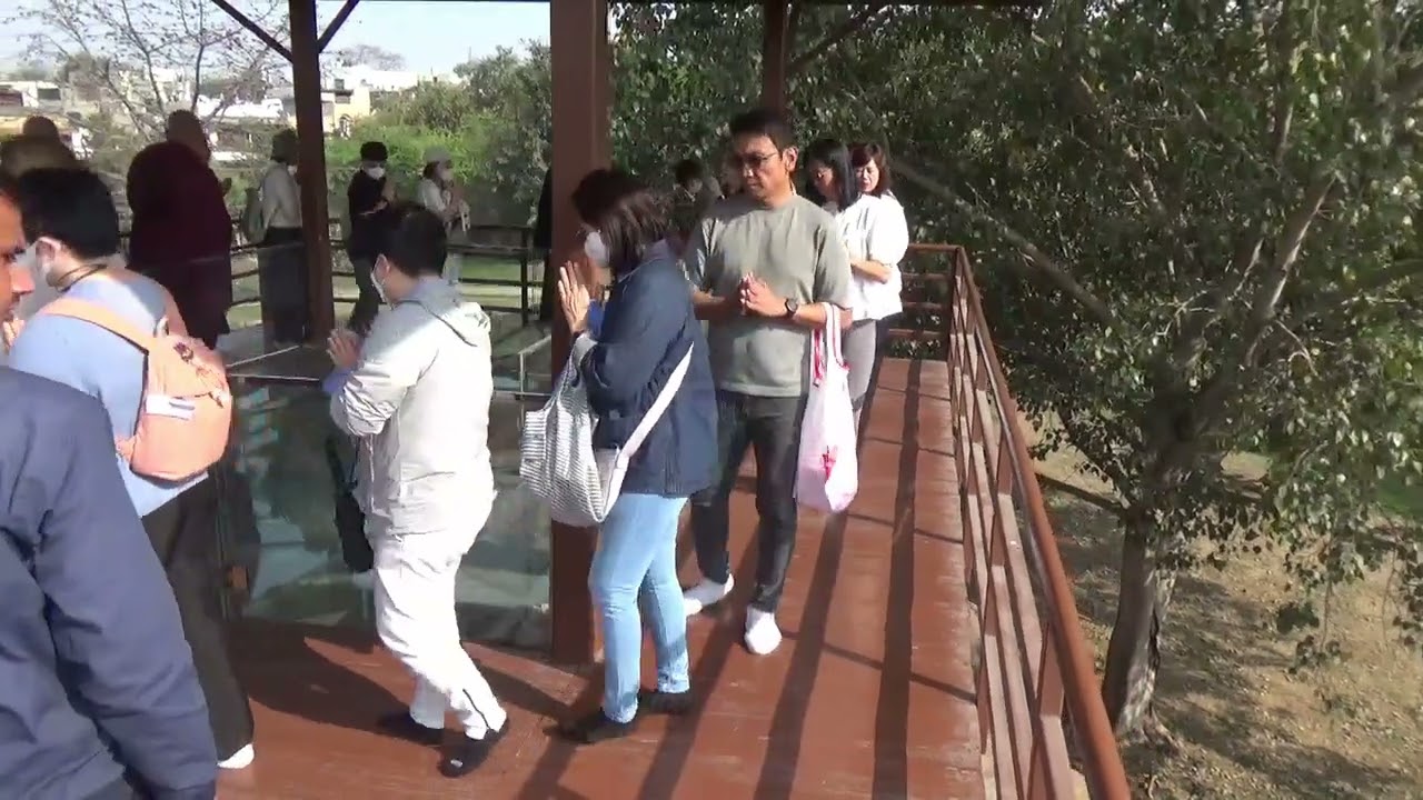 เข้านมัสการบูชา เวียนปทักษินรอบพุทธสถานที่แสดงมหาสติปัฏฐานสูตรที่บ้านกัมมาสะธัมมะ ในอุตตรประเทศ