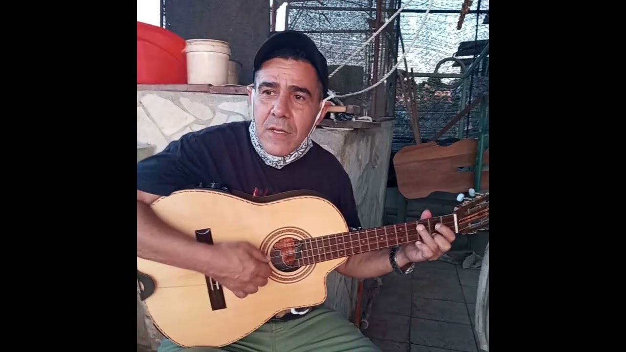 Guitarras Legendario... Cuatro cubano de 4 Cuerdas Frente al Cuatro cubano de 8 Cuerdas