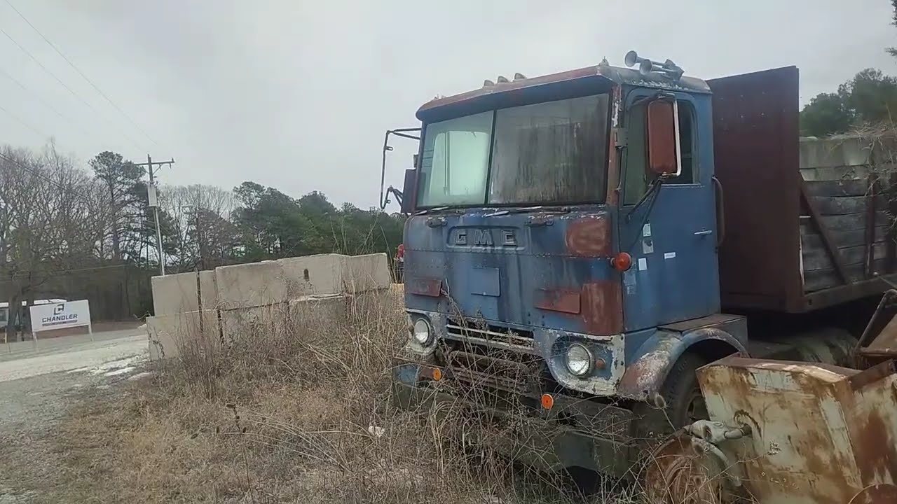 Junkyard of Vintage Cars and Trucks / Possible 1930's Studebaker Erskin, Semi GMC Cabover & more
