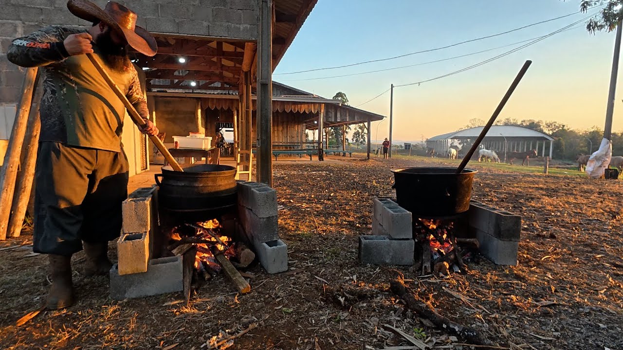 Fazendo comida no panelão de ferro para umas 100 pessoas 