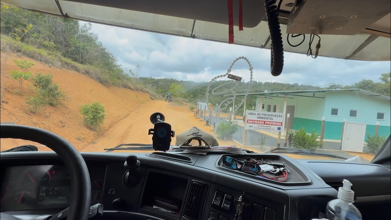 Descarga de Calcário, em Guarani Mg passando em área de preservação ambiental. Boca escura 🚛💨