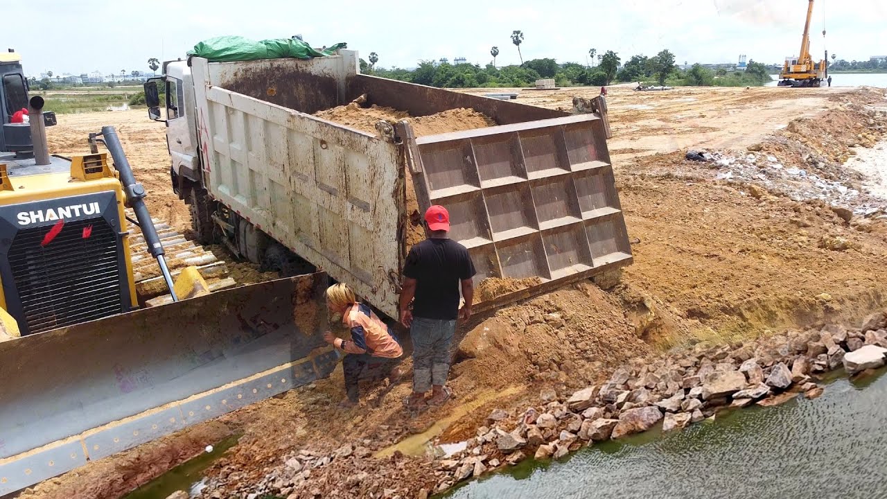 Incredible landfill! Mix Dump Truck 25ton Drive Back Uploading Landslide Overturned Bulldozer Shant…