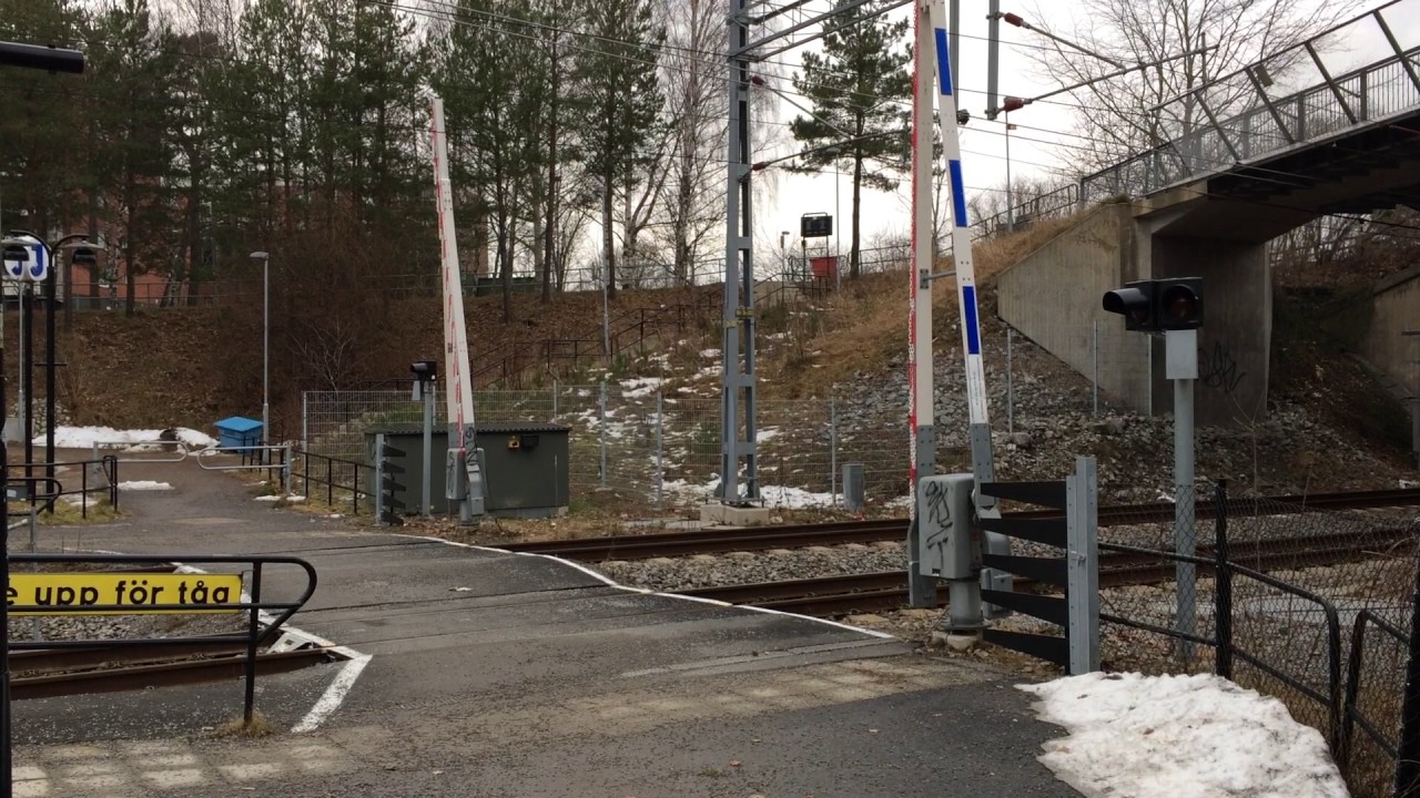 Plattformsbommar Nynäsgård / Swedish platform path level crossings