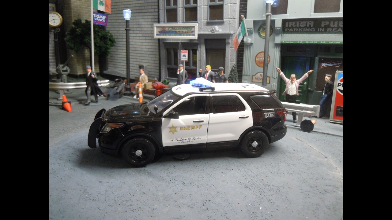 LA County Sheriff 1/24 scale Ford Explorer with lights.