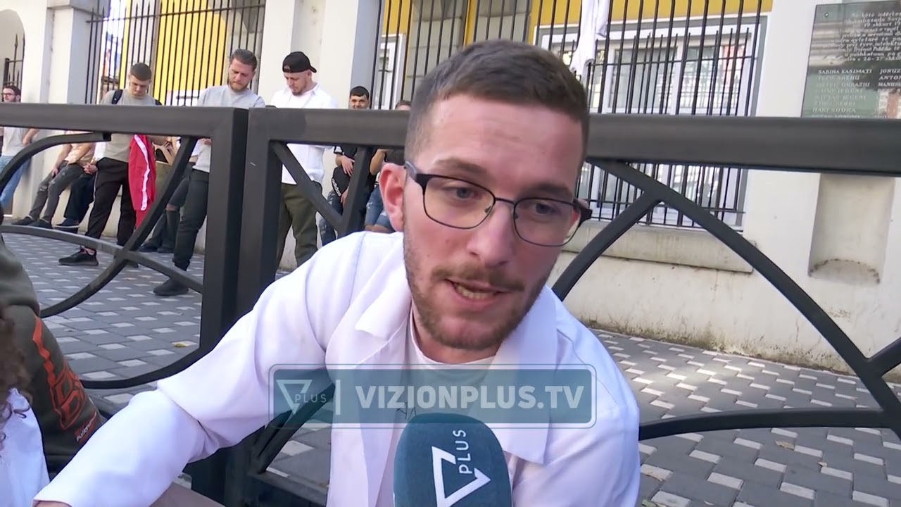 Studentët e Mjekësisë gjuajnë me vezë dhe miell drejt Ministrisë së Arsimit - Vizion Plus