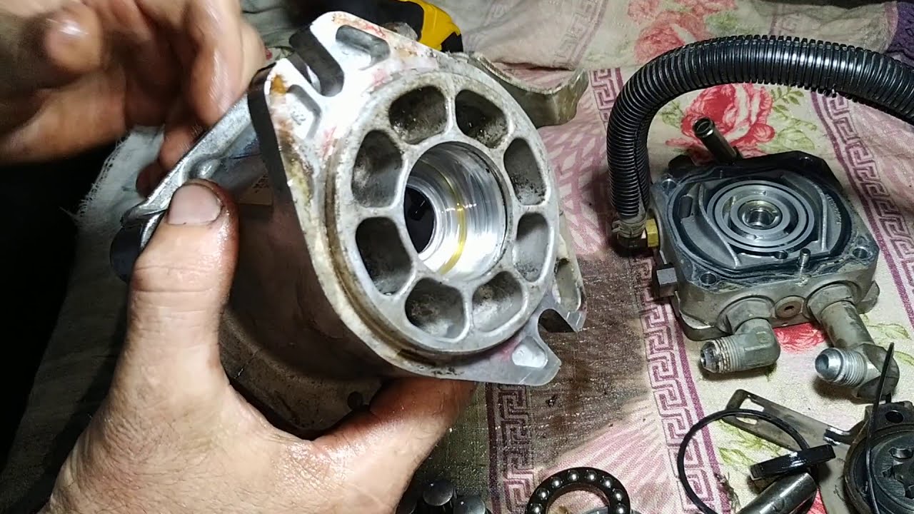 Mostrando o problema da bomba de pistão hidrostática do Giro Zero, cortador de grama.