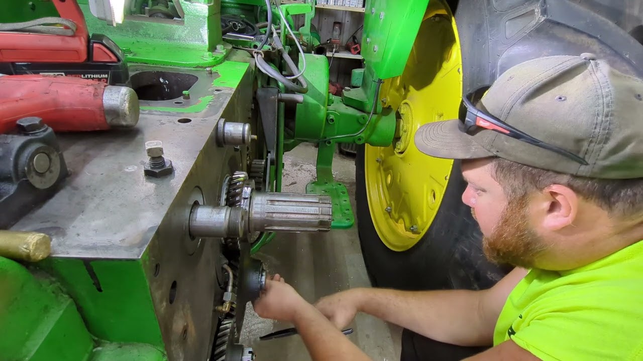 Сборка редуктора дизельного двигателя John Deere 720... Сможет ли любимый трактор отца снова пахать?