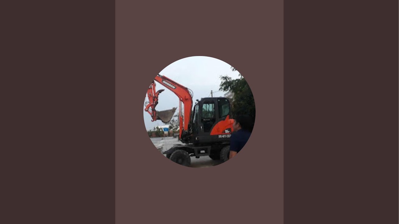 vivu vlog đang phát trực máy xúc nhỏ làm việc
