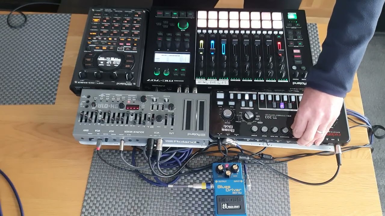 144 BPM Oldskool Techno - MC-707 / TT-303 / SH-01A / SW Radio samples on the 404 #dawless #techno