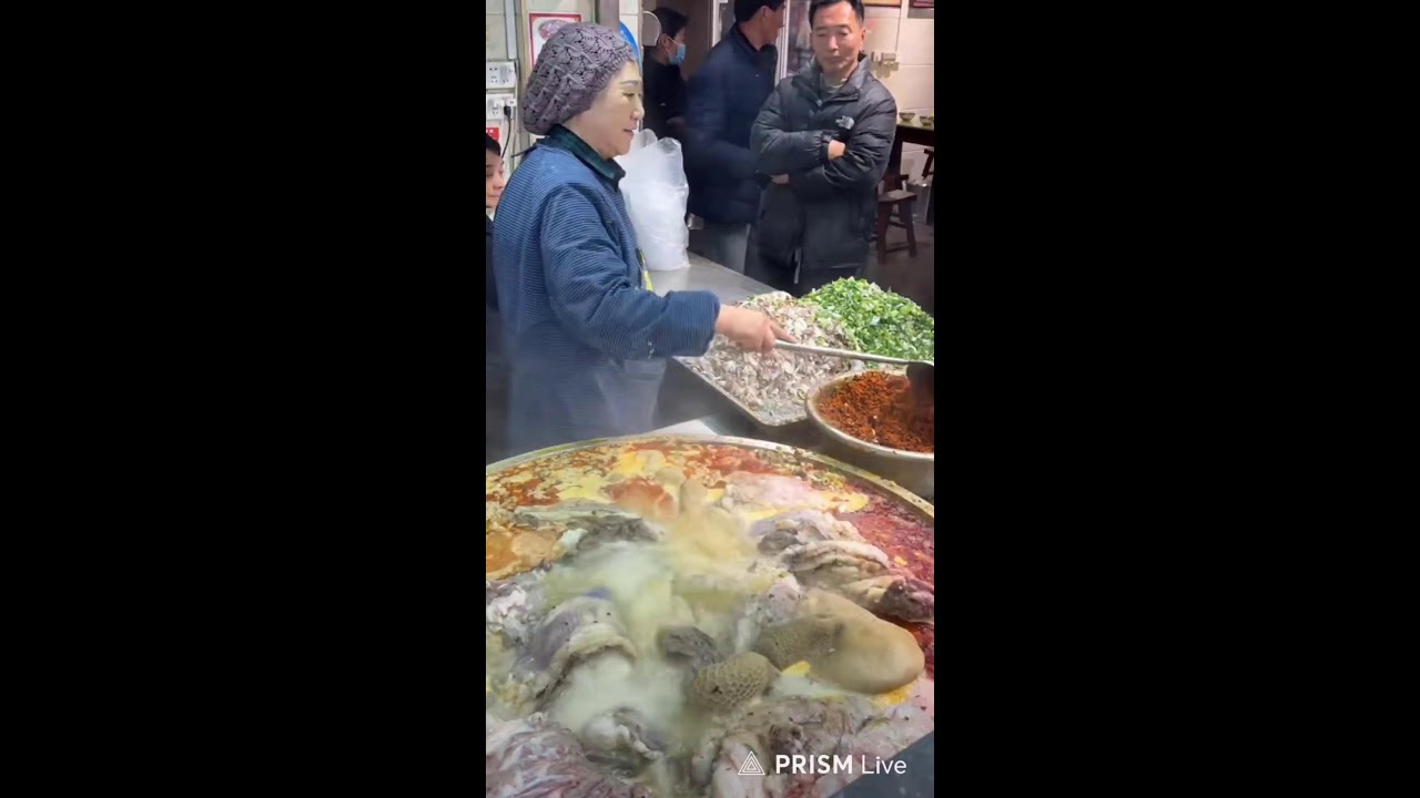 Chinese Woman expert in cooking.