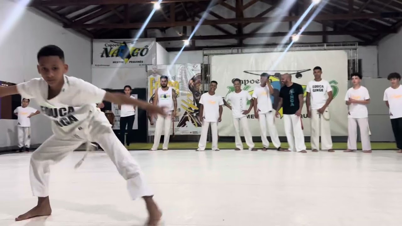 Solo de movimentos e acrobacias / C.mestre Rafinha Mestre Pequinês 