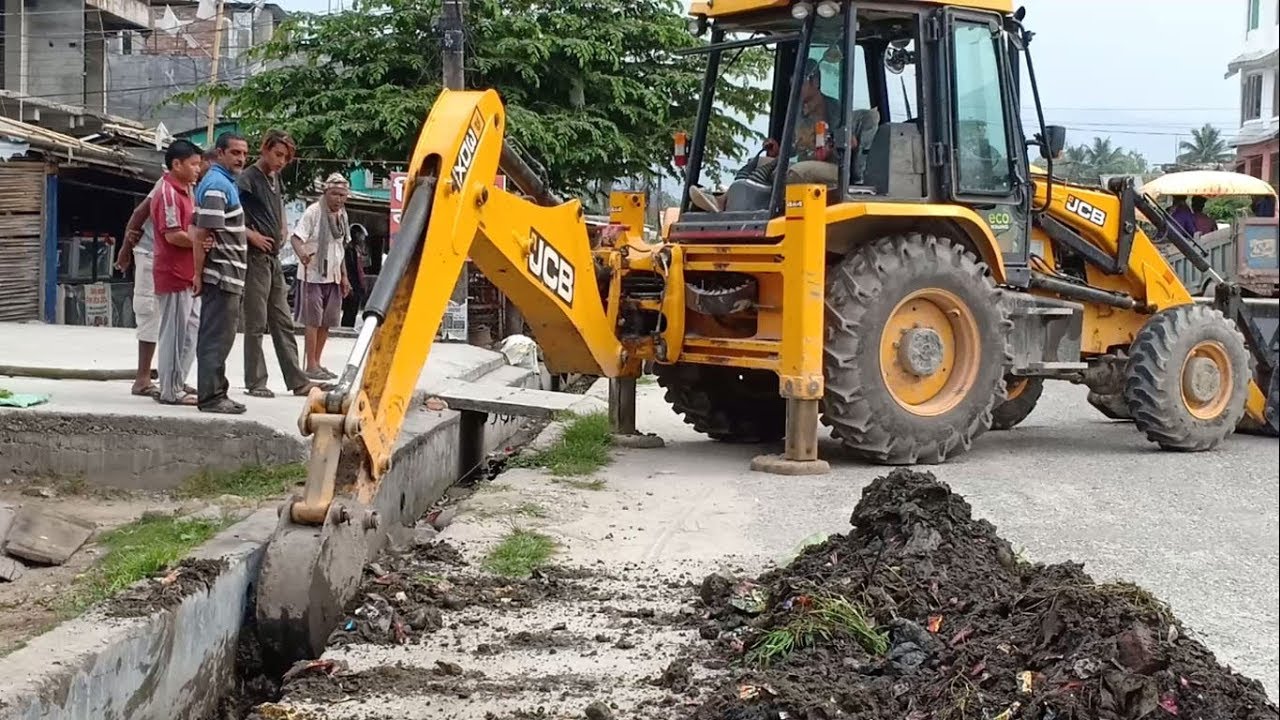JCB Backhoe-Uses Small Back Bucket-JCB Clears Drain