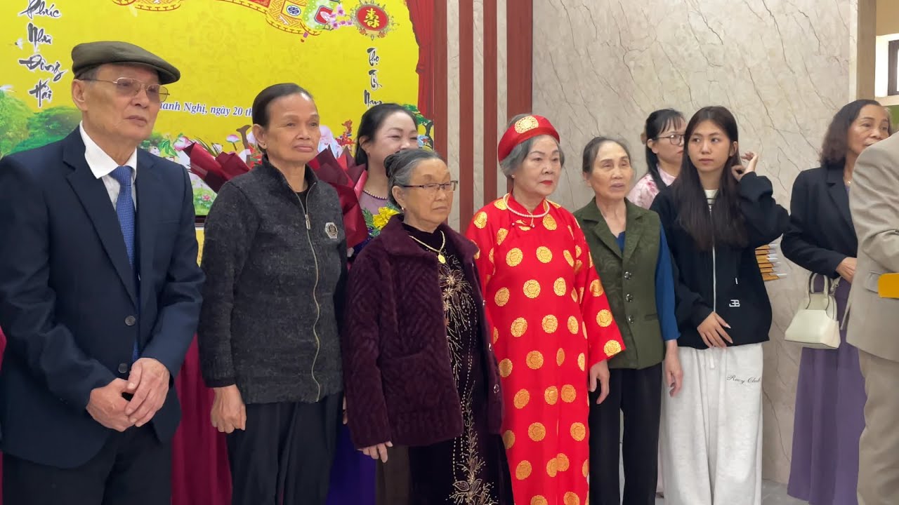 Lễ đón bằng chúc thọ cho cụ của các cháu Bon Bee