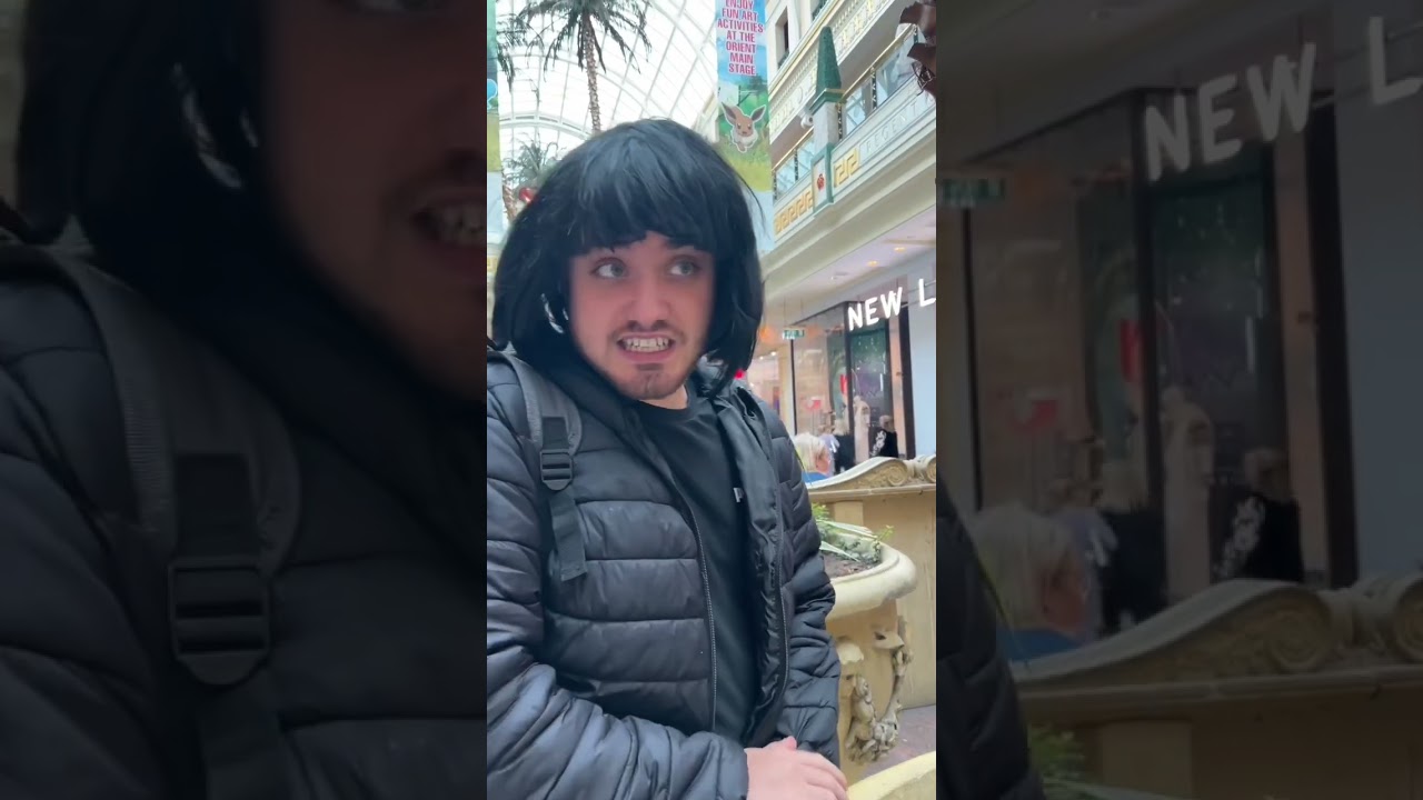 Майка с деца на мол 😂