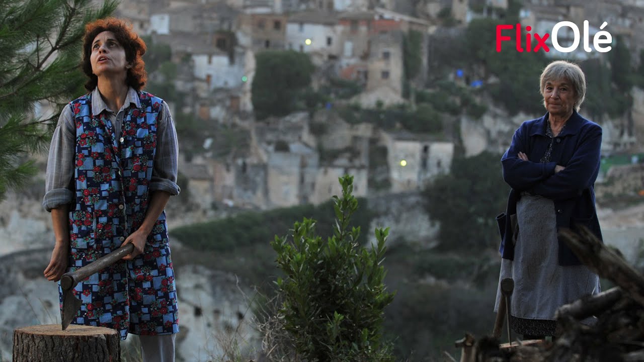 Adriana Ozores y Petra Martínez en NACIDAS PARA SUFRIR (Miguel Albadalejo, 2009)