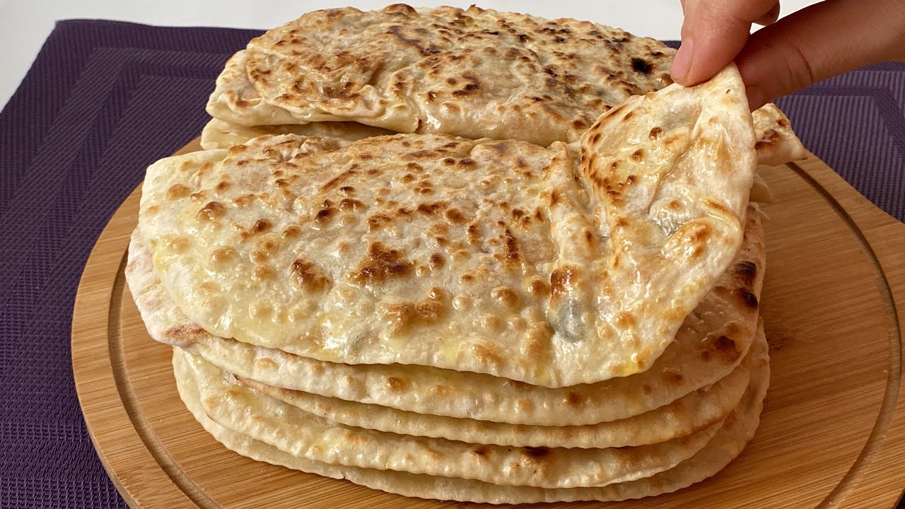 Тесто  замесить просто с мукой, водой, солью, очень вкусно! Приправить начинку по вкусу…