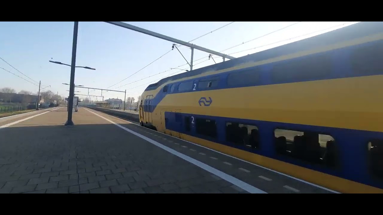 ICM en VIRM racen tegen elkaar te station Voorschoten richting Den Haag!
