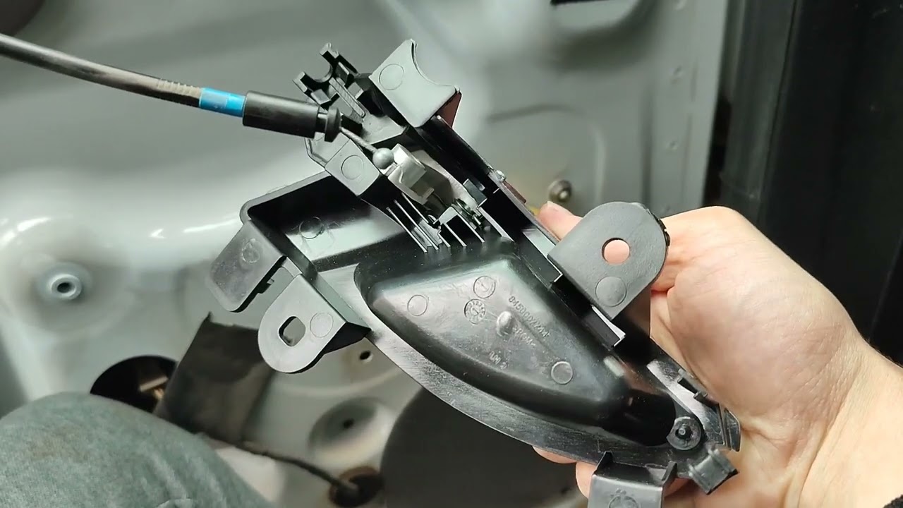 Меняю ручку задней двери на Лада Веста.