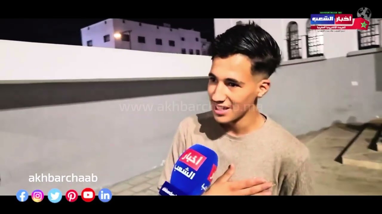 وقفةالبرنوصي تخلق المفاجأة عناق مابين الأمن والسلطات وتقديم الورود للامنيين