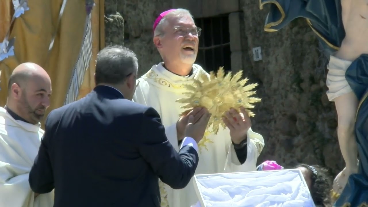 DASA' (VV):  LA NUOVA RAGGIERA IN ORO PER IL CRISTO REALIZZATA DA AFFIDATO
