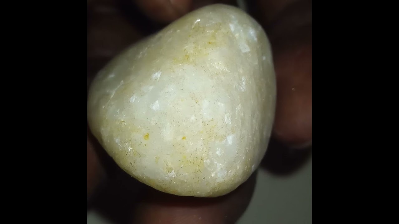 besoin d'identifier cette pierres blanche elle est lourde es ce un diamant ?