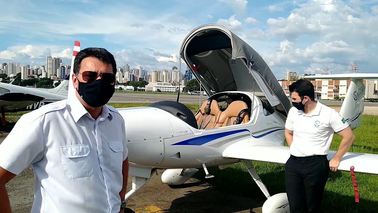 Um dia no Campo de Marte! mostrando os aviões do aeroclube de SP