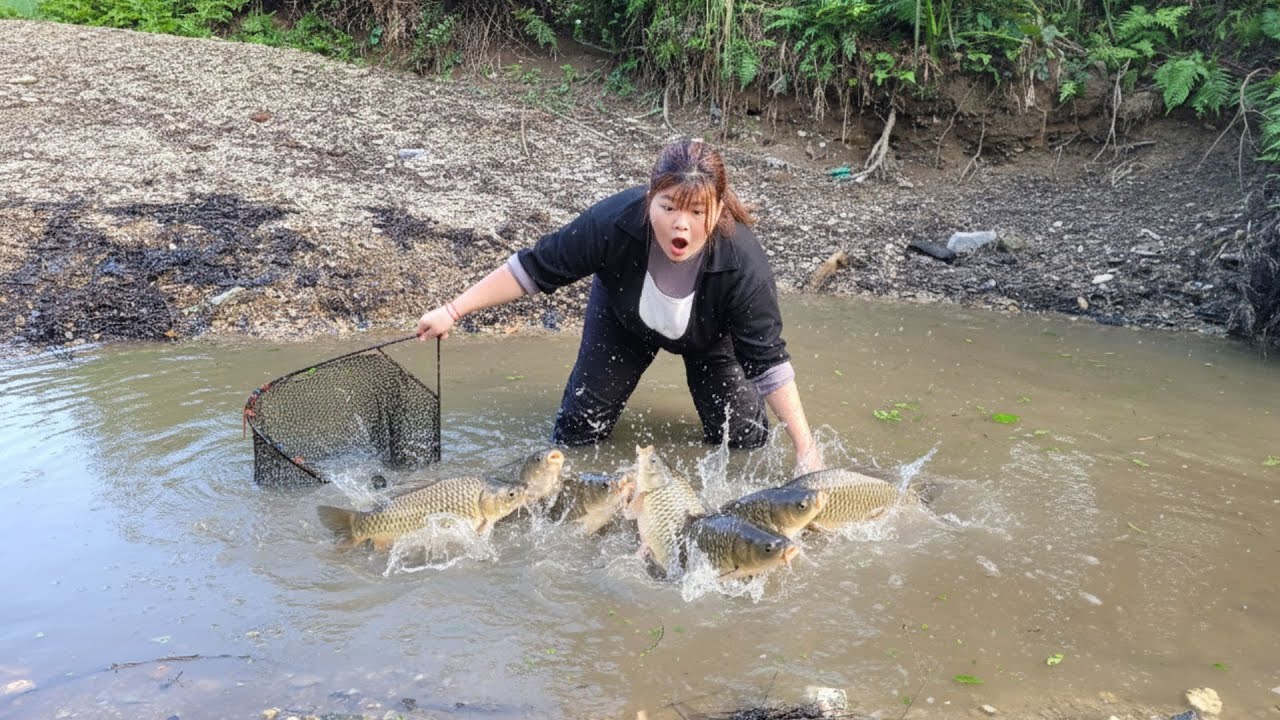 The girl catches fish to improve her meals, while a cruel woman tries to escape from prison.”