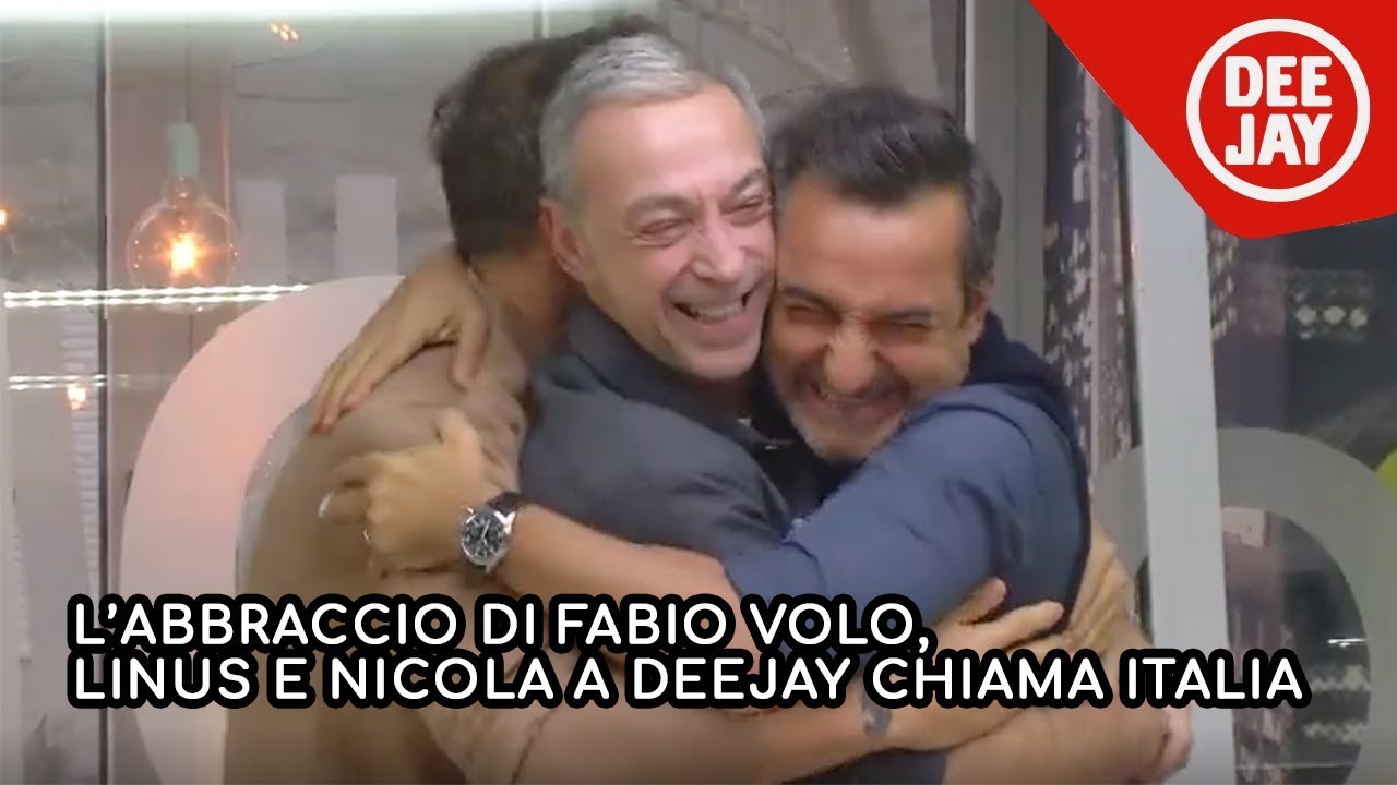 Fabio Volo, l'abbraccio prima della partenza: 