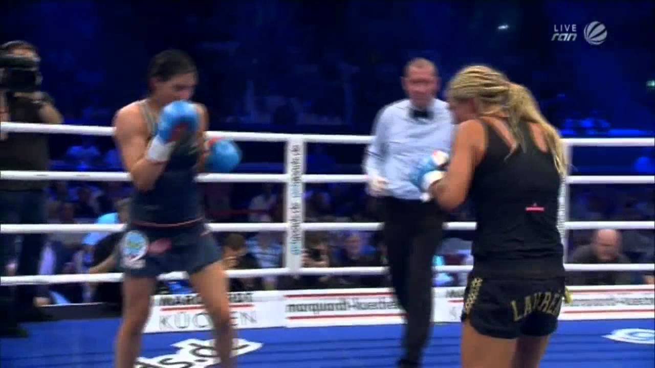 Christina Hammer vs Mikaela Lauren, mit einem frechen Kuss