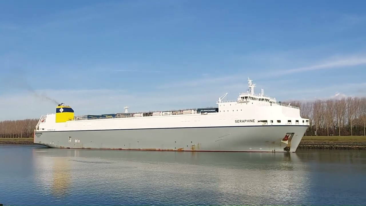 Splinternieuwe  SERAPHINE (216 meter) is de volgende die onder de Calandbrug door vaart. 08-02-2026