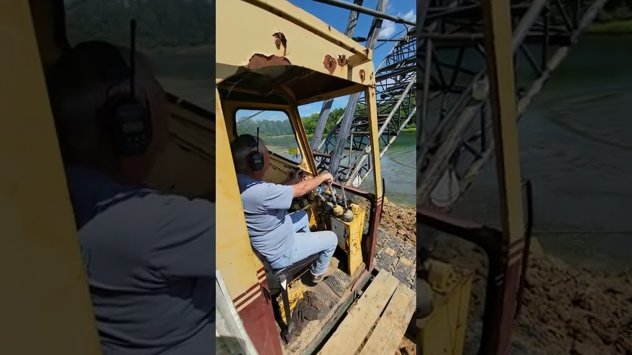 Bucyrus-Erie 30-b Super moving dirt