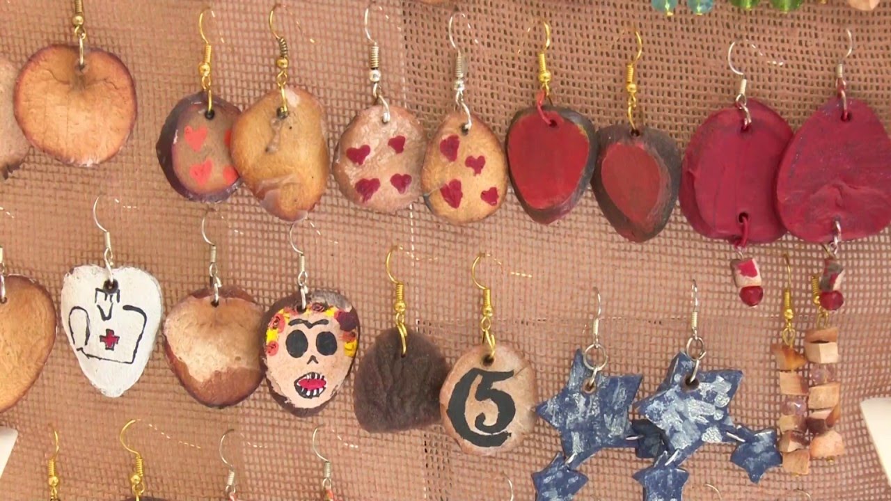 Bisutería elaborada con hueso de aguacate