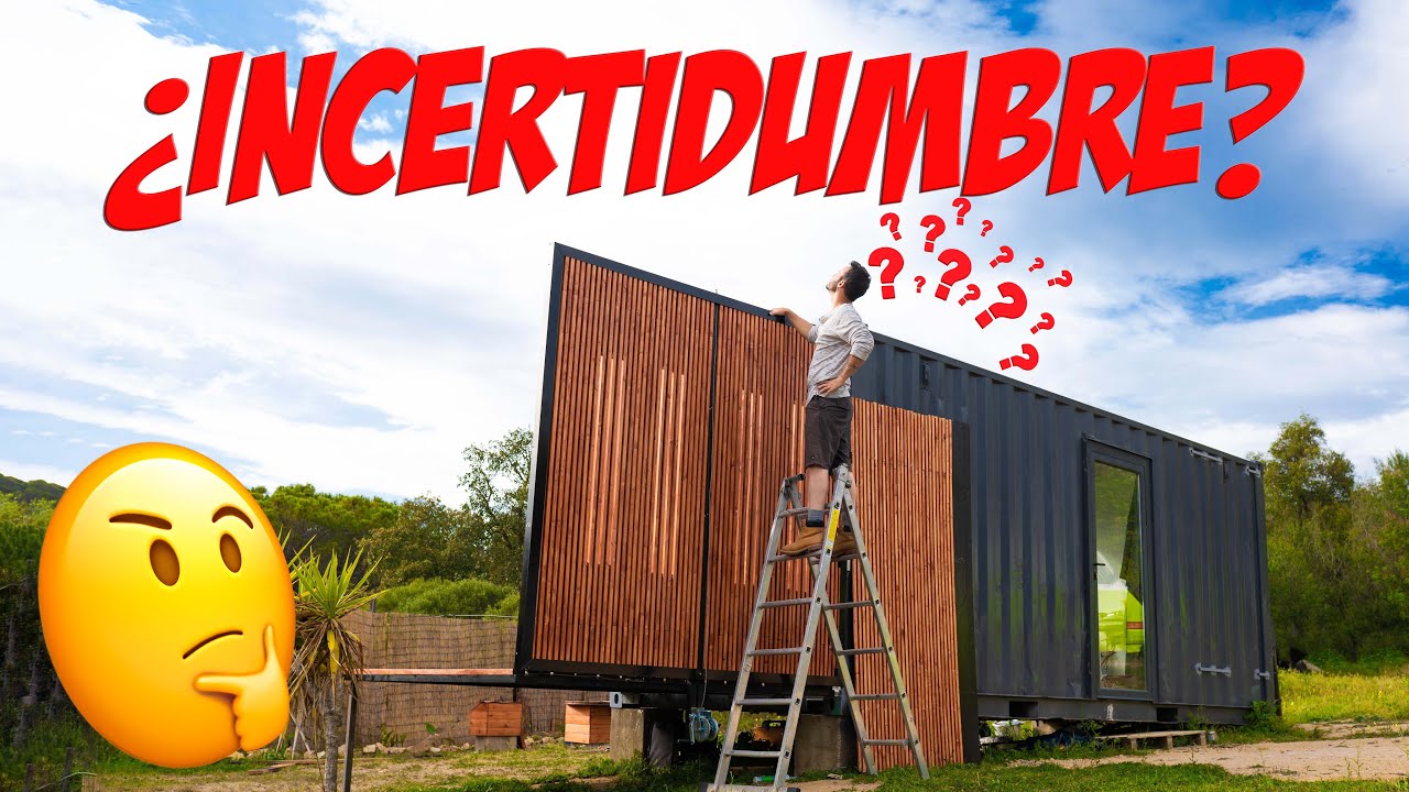 Transformando el revestimiento de la casa contenedor con paneles de madera. Así ha quedado