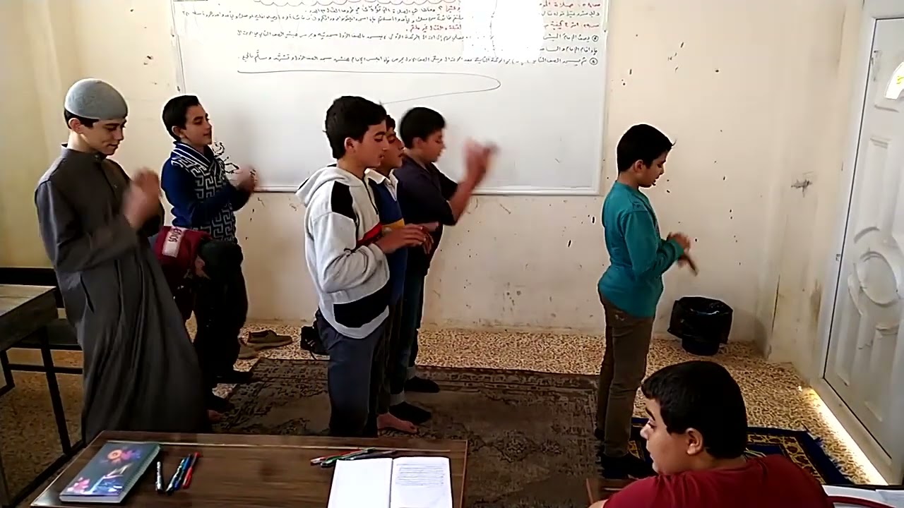 شرح كيفية صلاة الخوف عندما يكون العدو في جهة القبلة والقتال غير ملتحم 