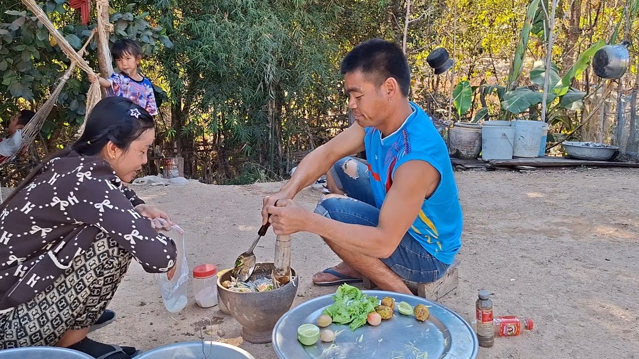ตำปลามึกใส่เข้าปุ้น เต็มถาดบักใหญ่ แช่บๆๆๆ