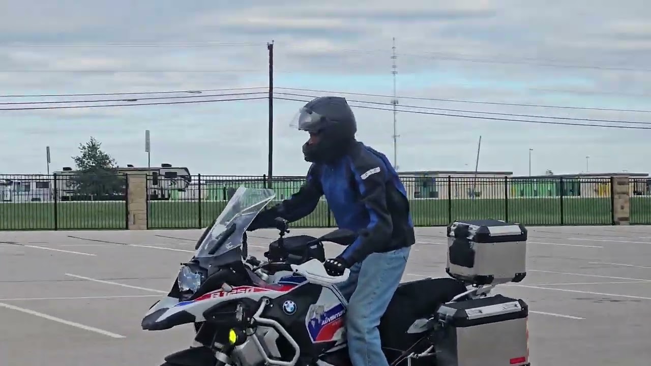BMW R1250GSA - Slow Riding and tight turns.
