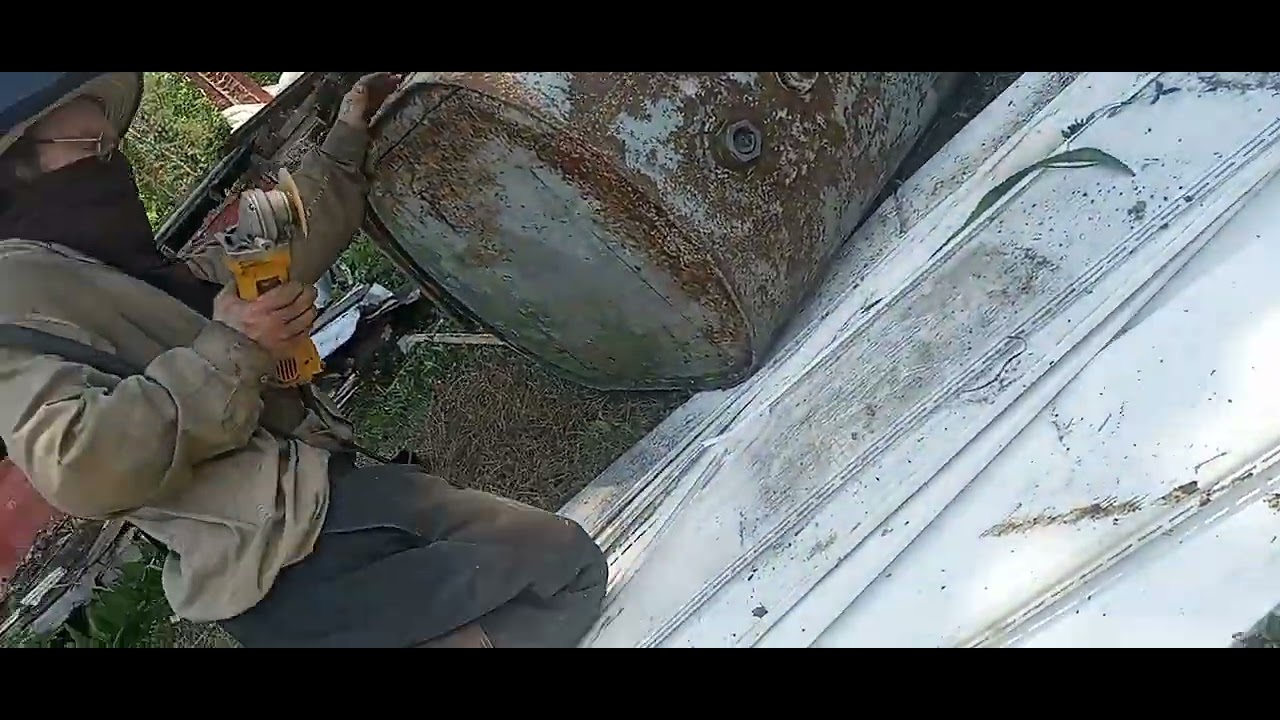 Cutting a tank with a wheel grinder little David ,4 years old  took the video.