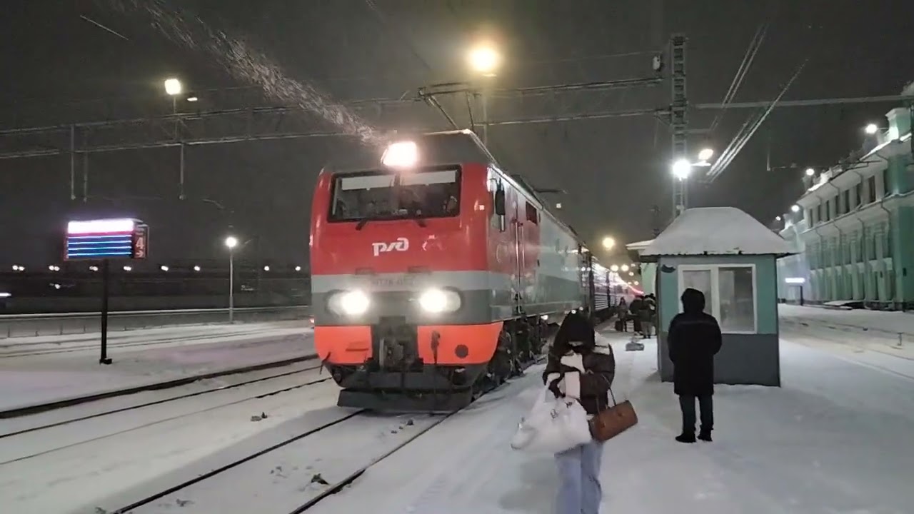 Фирменный поезд «Россия» с электровозом ЭП2К-052 на станции Омск