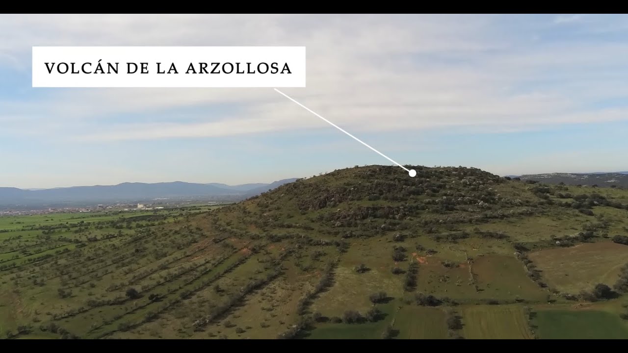 Paisajes volcánicos de Piedrabuena (Ciudad Real) a vista de drone.
