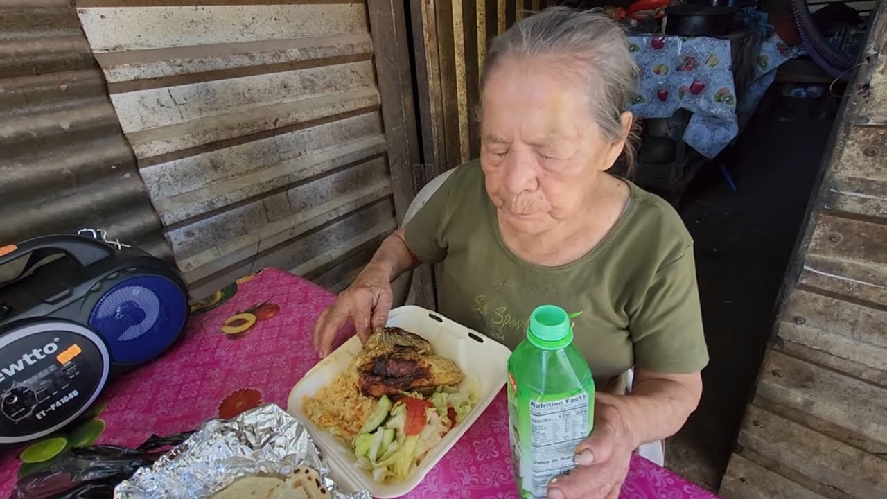 Llevando un plato de comida a abuelita 🚨abandonada en El Salvador 🥺
