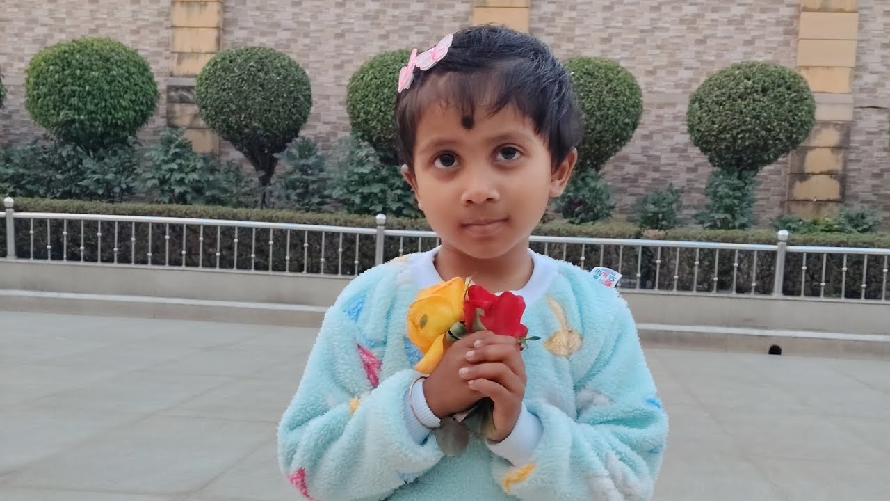 দেখো আজ আরভী সকালবেলা ঘুম থেকে উঠে আমাকে কি বলল। কথা শুনে মাথা ঘুরছে